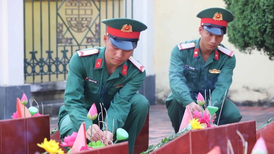 2._dang_huong_dang_hoa_tuong_nho_tri_an_sau_sac_cong_lao_to_lon_cua_cac_anh_hung_liet_si.jpg