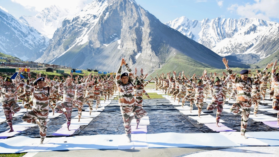 Hàng triệu người trên khắp thế giới cùng tập yoga trong ngày 21/6