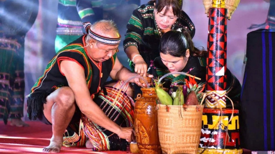 Artisan H'Brơi (standing) takes part in a traditional M'nong rain-praying ceremony..jpg