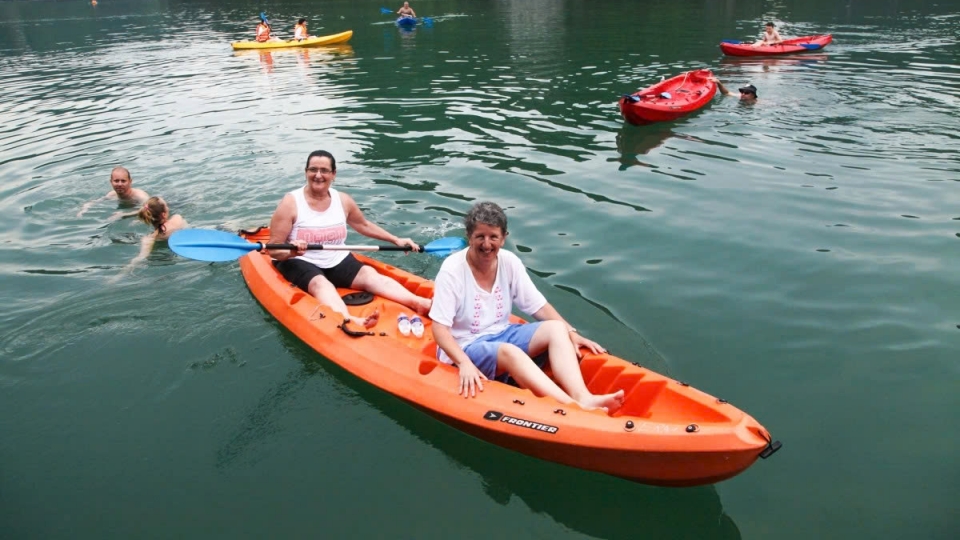 Australian visitors enjoying discovering Vietnam's scenic spots 1.jpg