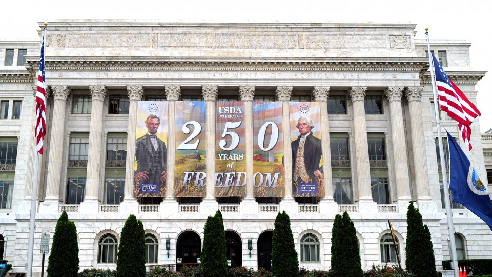 Các toà nhà tại Washington trang hoàng cho dịp kỷ niệm 250 năm lập quốc..jpg