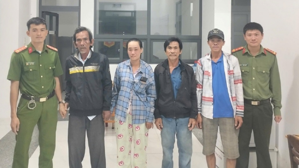 Công an xã bàn giao người đi lạc cho gia đình tại trụ sở.jpg