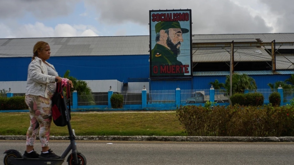 Cuba, CNXH Cuba, khau hieu CNXH hay la chet, hinh Fidel Castro, xe scooter dien 19-3-2026  -ap.jpg