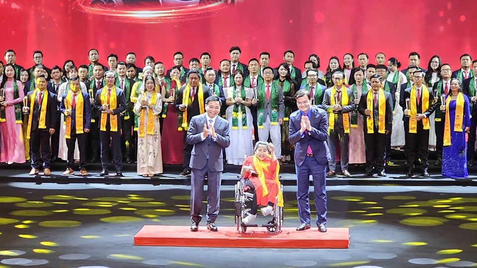 Deputy Prime Minister Nguyen Van Thang - outstanding young entrepreuner award.jpg