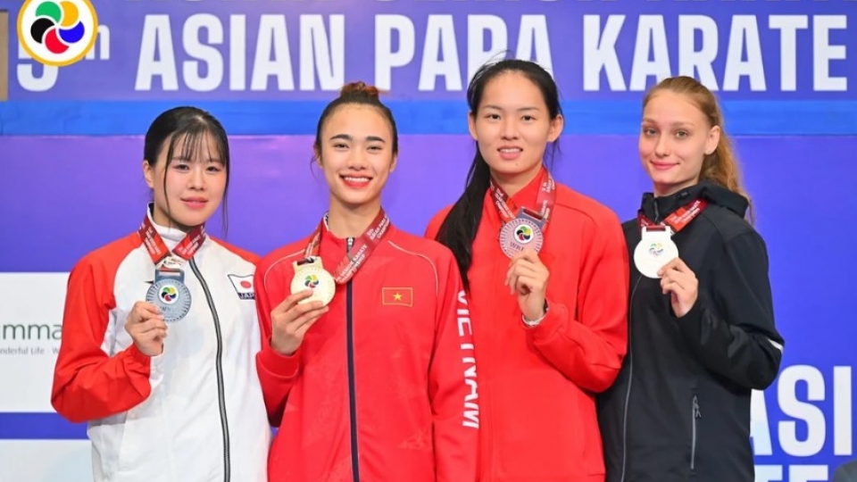 Dieu Ly (second from left) receives the gold medal.jpg