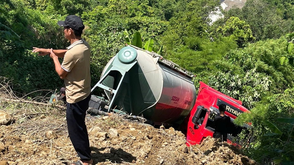 Hiện trường xe bồn lao xuống vực.jpg