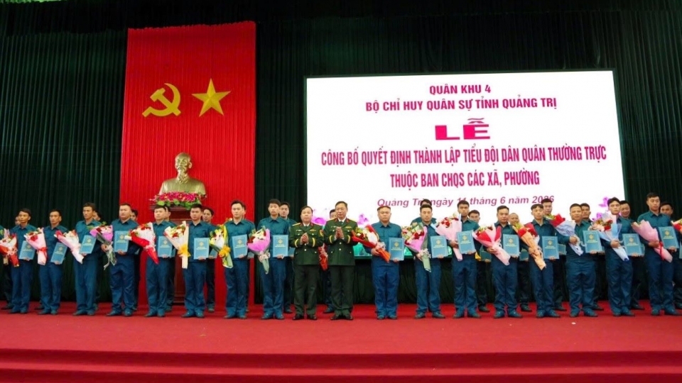 Lãnh đạo Bộ CHQS tỉnh Quảng Trị trao Quyết định thành lập Tiểu đội DQTT thuộc Ban CHQS các xã, phường (2).jpg