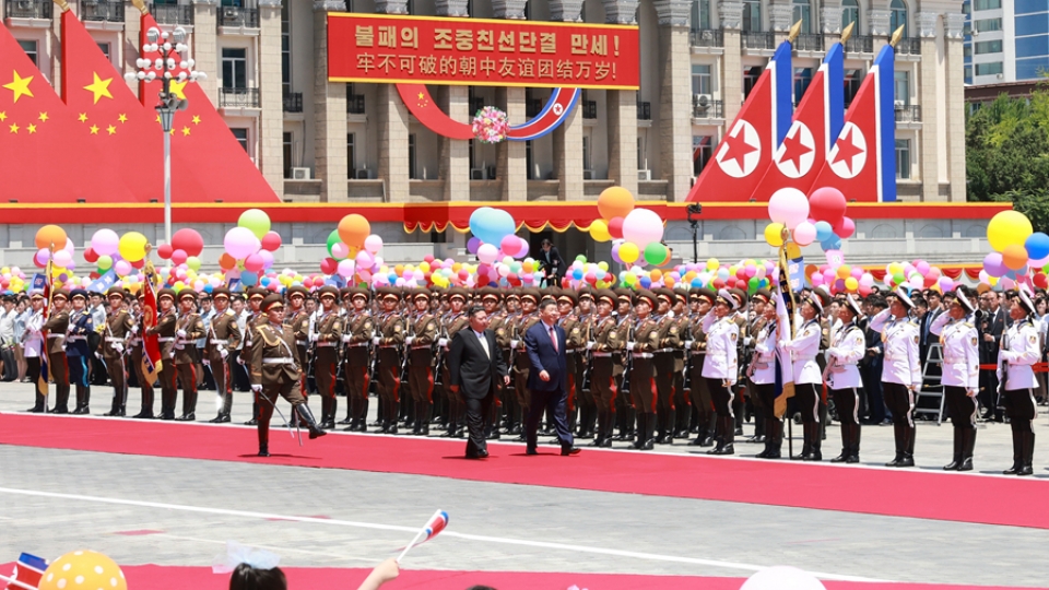 Lãnh đạo Trung Quốc và Triều Tiên duyệt đội danh dự trong sự chào đón của người dân Triều Tiên sáng ngày 8_6_2026. Ảnh_ Tân Hoa xã.jpg