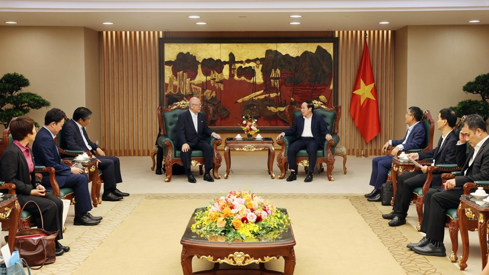 Le Tien Chau and Takebe Tsutomu, special advisor to the Japan–Vietnam Parliamentary Friendship Alliance 1.jpg