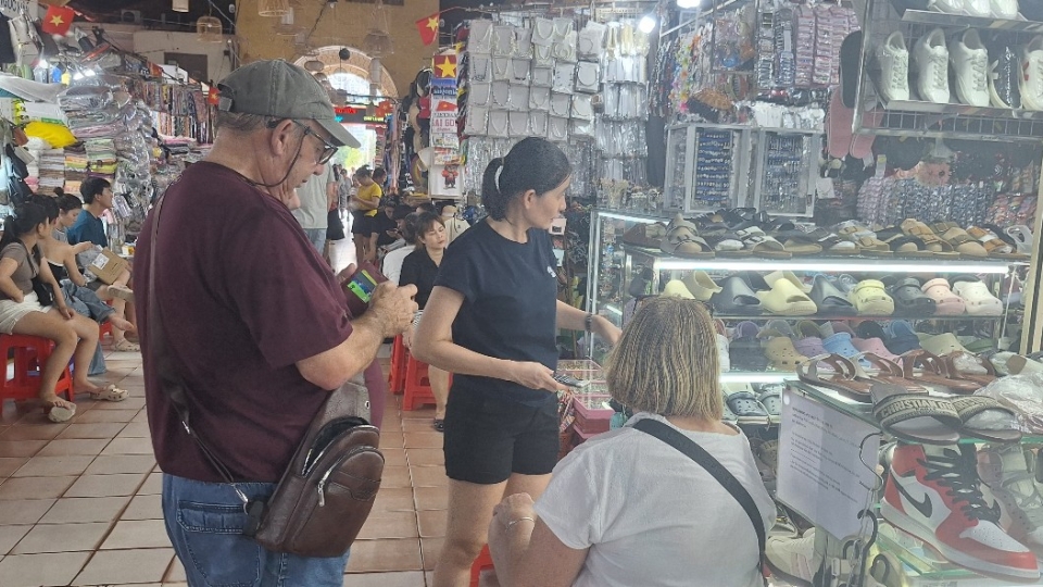 Nhiều du khách mua hàng ở chợ Bến Thànhvẫn thanh toán tiền mặt  (Ảnh Lệ Hằng).jpg