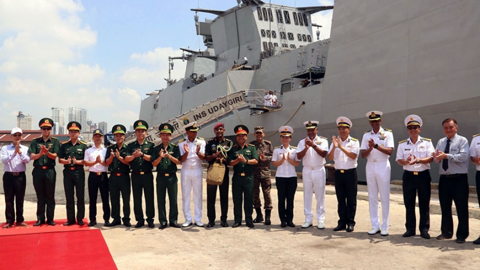 Officers and sailers of Vietnam and India pose for a group photo at the welcoming ceremony.jpg