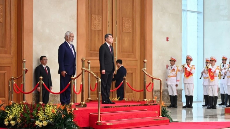 PM Hung hosts welcome ceremony.jpg