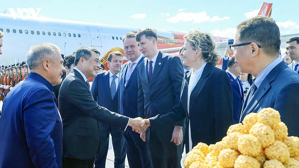 PM Le Minh Hung arrives in Kazan for ASEAN–Russia Summit.jpg