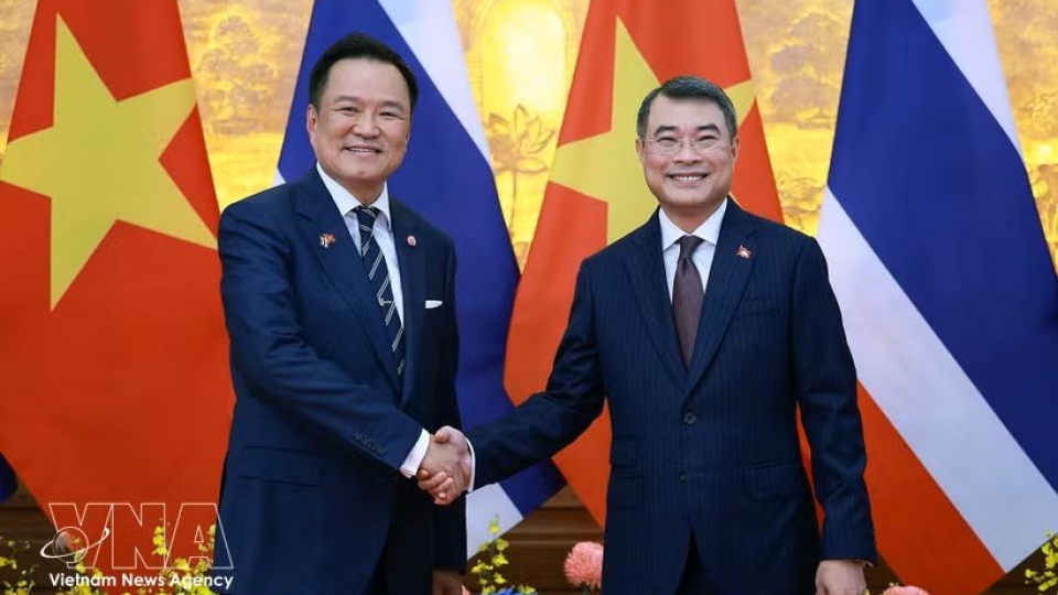 Prime Minister Le Minh Hung (R) and his Thai counterpart Anutin Charnvirakul.jpg