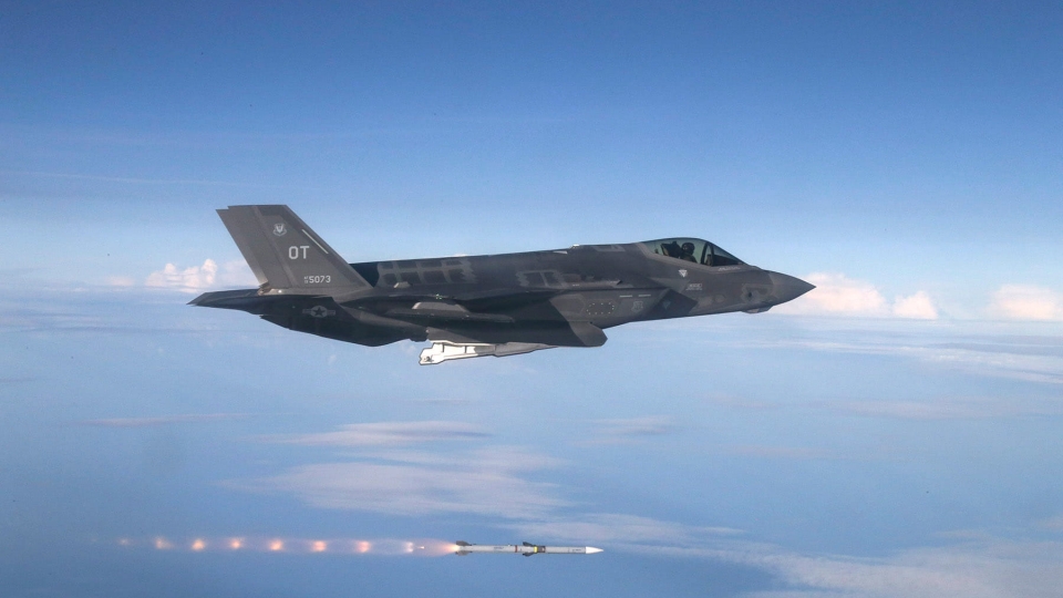 Tên lửa không đối không AIM-120 được phóng từ tiêm kích F-35A.          Ảnh Không quân Mỹ.jpg