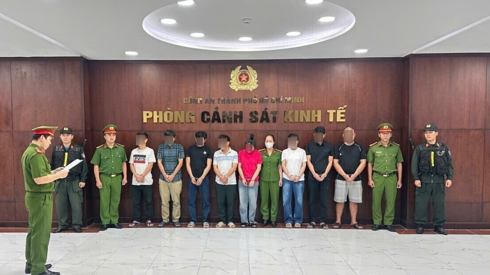 Từ trái qua_ Nguyên Hồ Quang Nghĩa, Mạc Đỗ Kiên , Phùng Bá Thắng, Nguyễn Văn Xuân, Phan Dương Khánh Ly, Nguyễn Hạnh Phúc, Vũ Thế Nam, Nguyễn Văn Tam (2).jpg
