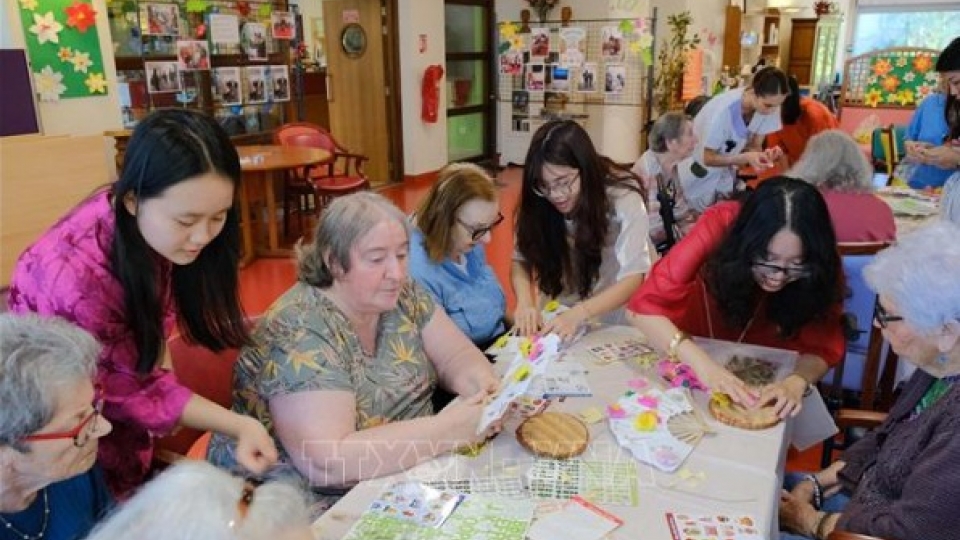 The French public explores Vietnamese culture with great interest.jpg