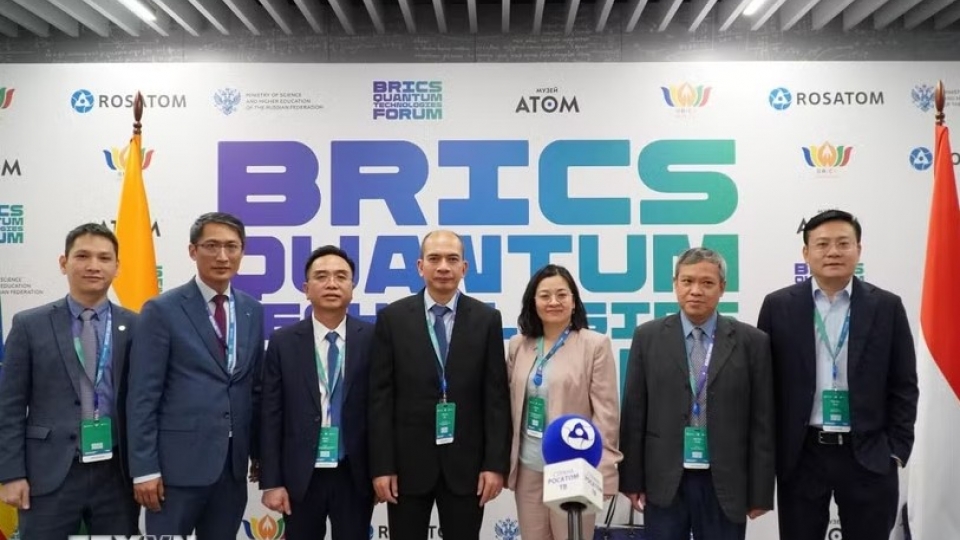 The Vietnamese delegation attends the forum.jpg