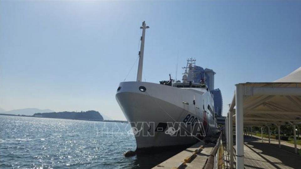 Vietnam Coast Guard ship 8001 arrives at Yeosu Port in South Jeolla Province, the RoK.jpg