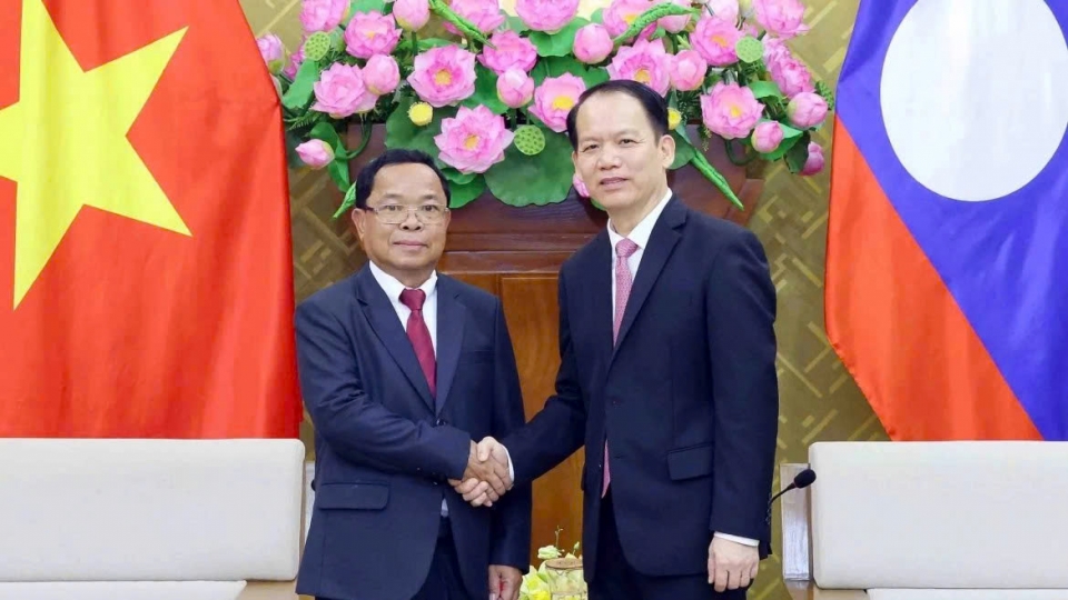Vietnam and Laos deepen judicial cooperation -  Hoang Thanh Tung and Khamphan Phommathat.jpg