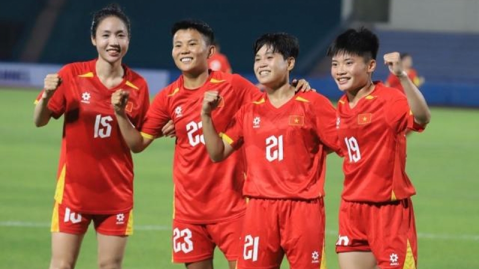 Vietnam women football team.jpg