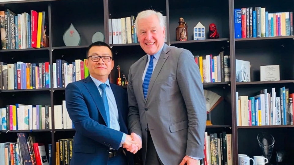 Vietnamese Ambassador to Austria Vu Le Thai Hoang  and Dr. Martin Eichtinger, director of the Diplomatic Academy of Vienna.jpg