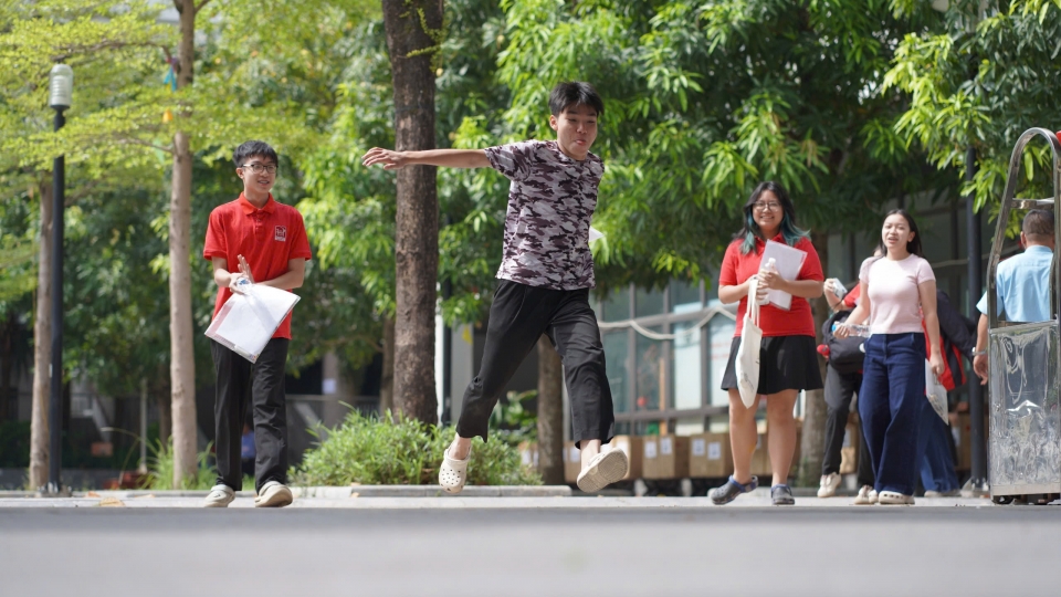 anh_bia_thi_tot_nghiep.jpg