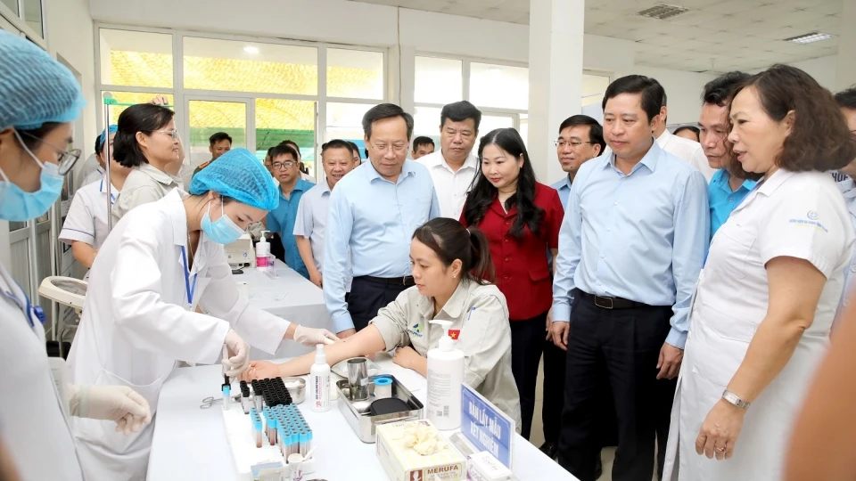 bi_thu_tinh_uy_lao_cai_duong_quoc_huy_va_lanh_dao_bo_y_te_cung_cac_dai_bieu_tham_quan_kiem_tra_cong_tac_to_chuc_kham_suc_khoe_dinh_ky_cho_nguoi_lao_dong_tai_khu_cong_nghiep_phia_nam.jpg