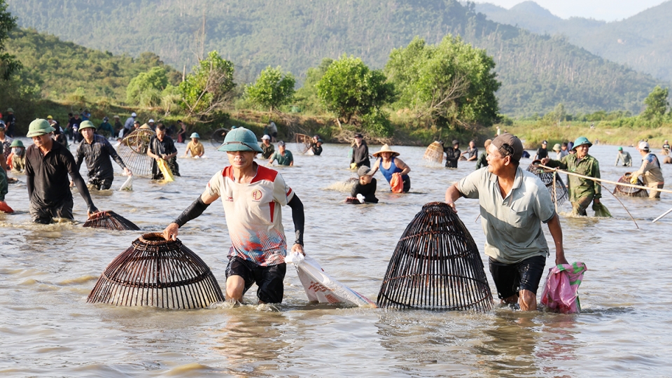 Từ cụ già đến em nhỏ vui hội đánh cá Vực Rào ở Hà Tĩnh