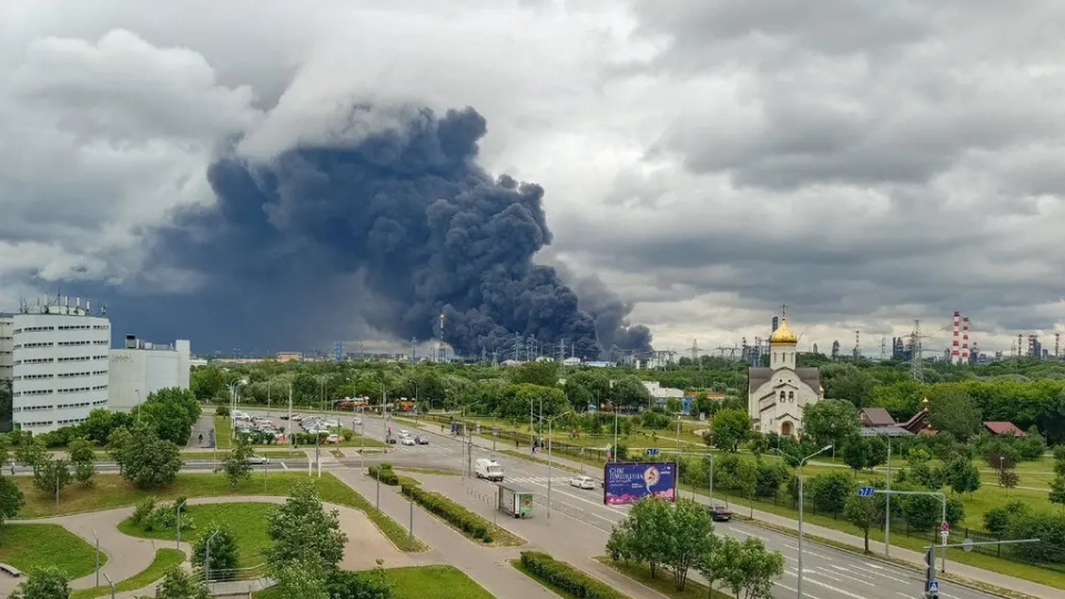 chay nha may loc dau Nga do UAV Ukraine tap kich Nga, khoi lua Nga, khoi lua Moskva 18-6-2026 -mang xa hoi Nga, Reu.jpg
