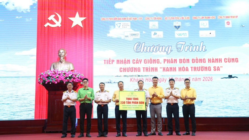 dai_dien_doanh_nghiep_trao_bang_tuong_trung_ho_tro_phan_bon_dong_hanh_chuong_trinh_xanh_hoa_truong_sa.jpg