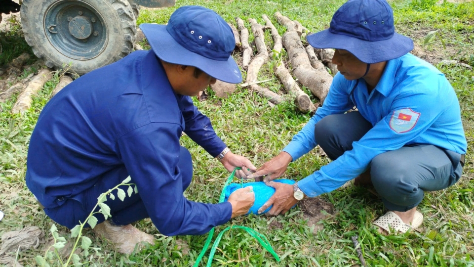 doi_k92_bo_chqs_tinh_an_giang_tim_kiem_hai_cot_liet_si_tren_dat_ban_campuchia.jpg