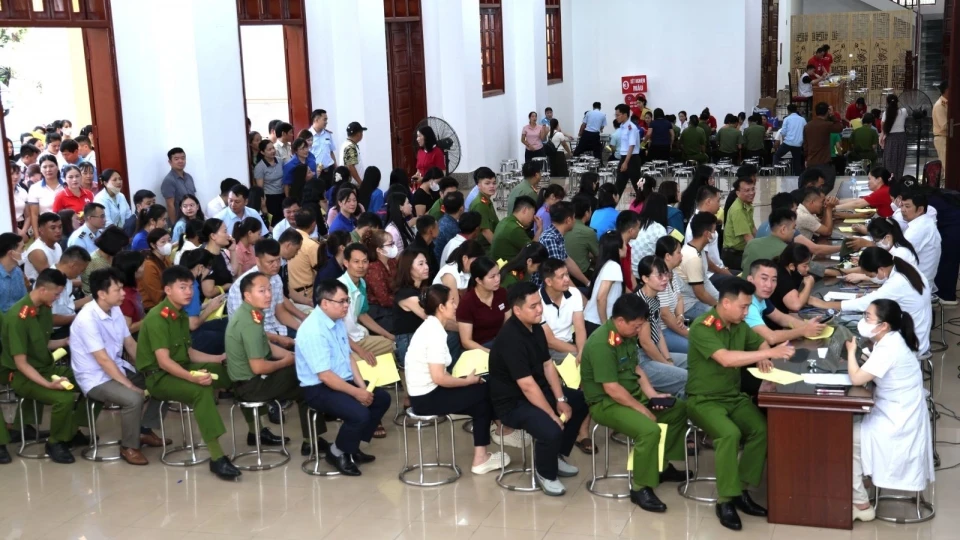 dong_dao_cac_luc_luong_va_nguoi_dan_lai_chau_tham_gia_dang_ky_hien_mau_tinh_nguyen.jpg