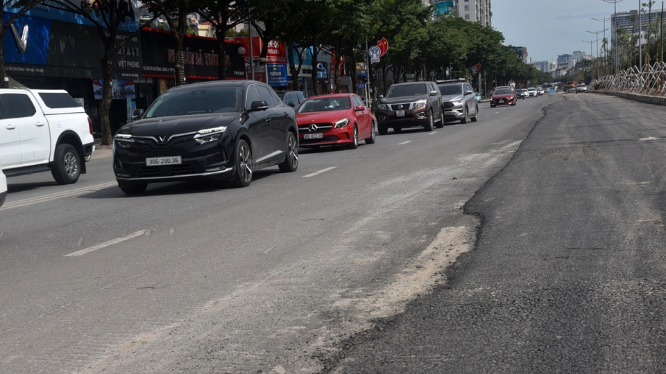 Hà Nội hoàn trả mặt đường sau dự án chống ngập: Nhiều gồ ghề, nham nhở mất an toàn