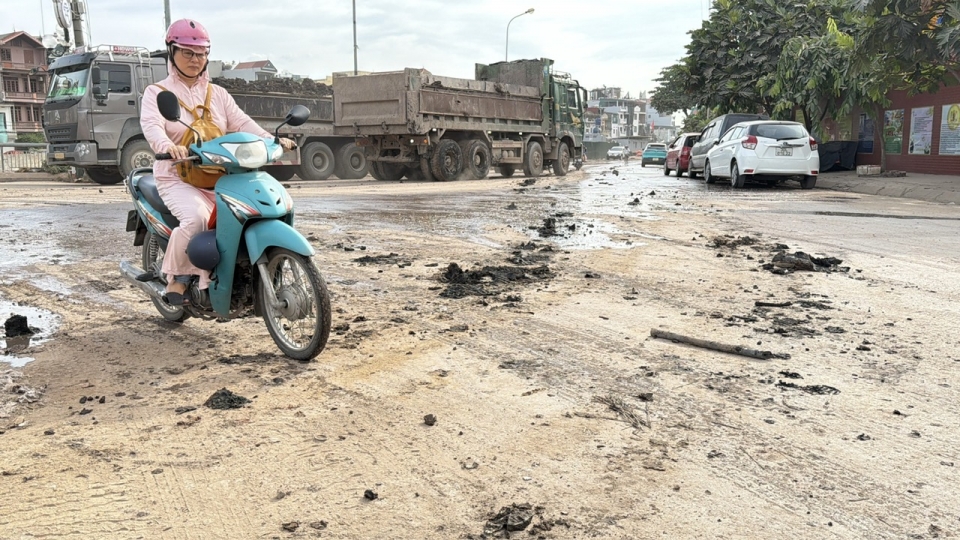 Bùn đất vãi khắp đường dân sinh khi thi công dự án kênh La Khê, người dân bất an