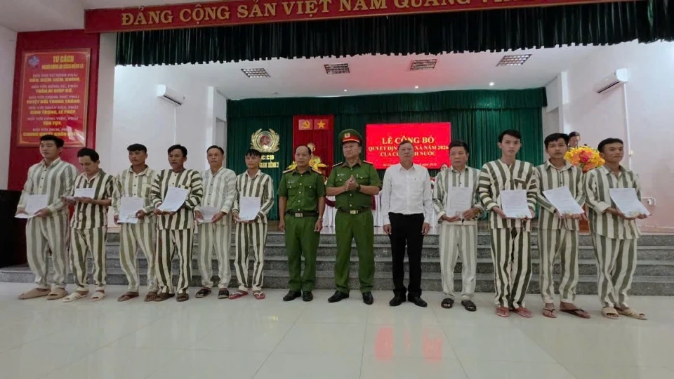 lanh_dao_trai_giam_kenh_7_va_toa_an_nhan_dan_tinh_an_giang_trao_quyet_dinh_dac_xa_cua_chu_tich_nuoc_cho_pham_nhan.jpg