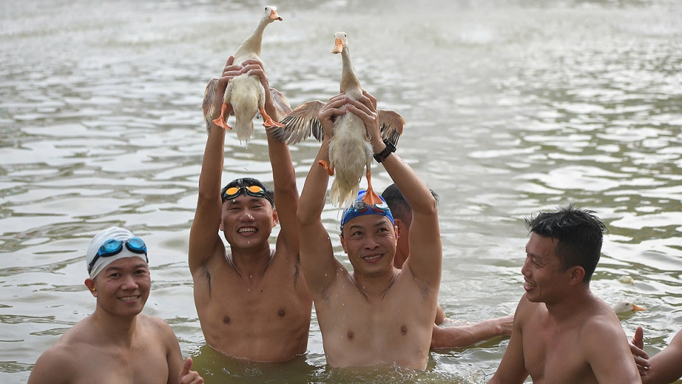 Cười ngả nghiêng xem trai làng thi bắt vịt tại Lễ hội truyền thống Đình Chèm