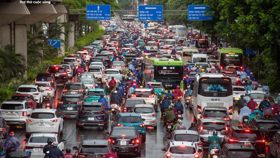 Hà Nội đón "mưa vàng" đúng giờ cao điểm, nhiều tuyến phố ùn tắc