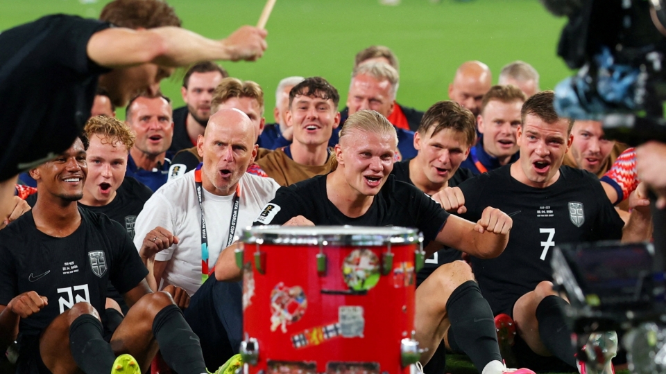 Vượt qua vòng bảng World Cup, Haaland và dàn sao Na Uy ăn mừng đậm chất Viking