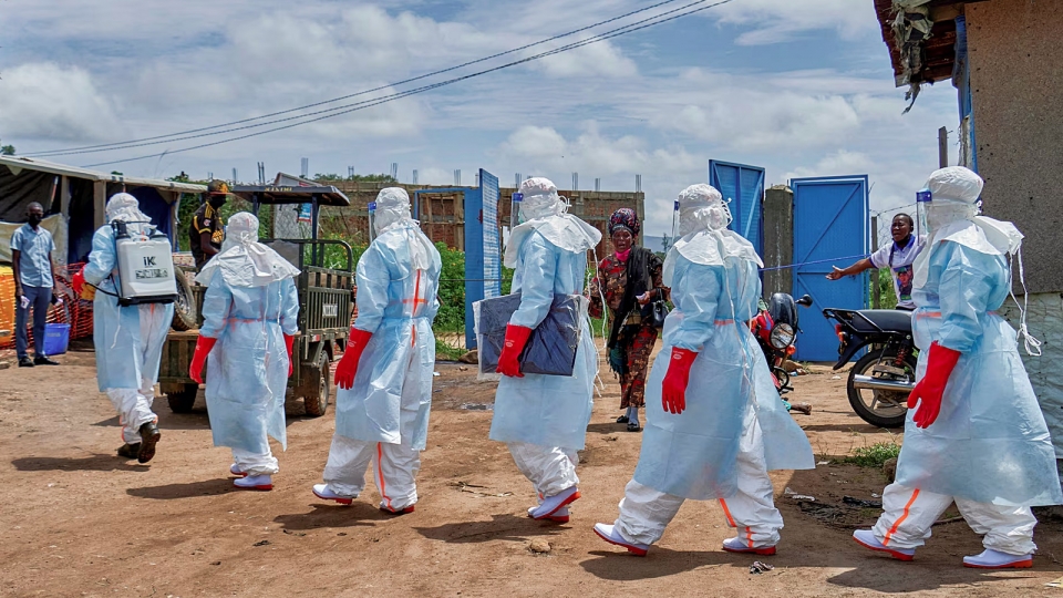 nhan vien y te Congo, nhan vien Chu thap do Congo khu trung chong virus Ebola 5-2026, dich benh Ebola, bao ho y te -reu.jpg