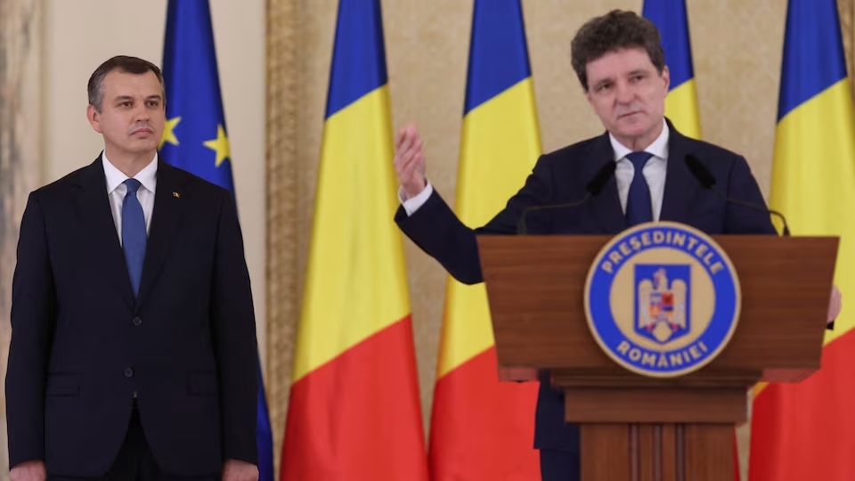 ong_eugen_tomac_ben_trai_tham_du_cuoc_hop_bao_cung_tong_thong_romania_nicusor_dan_tai_bucharest_romania_ngay_4_thang_6_nam_2026_anh_theo_reuters_20260605052205.jpg