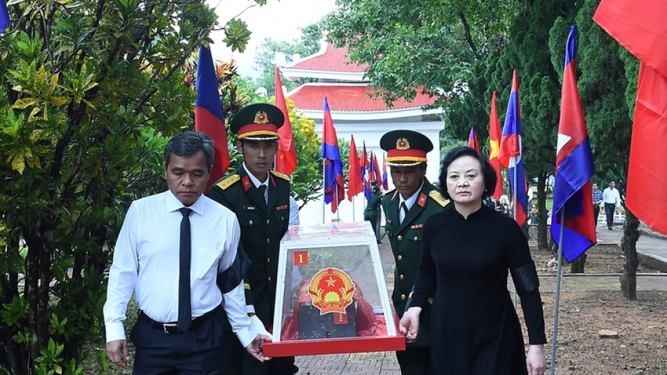 pttg-va-bi-thu-tinh-uy-quang-ngai-di-chuyen-hai-cot-liet-si-ra-noi-an-tang-17806330620771005291132.jpg