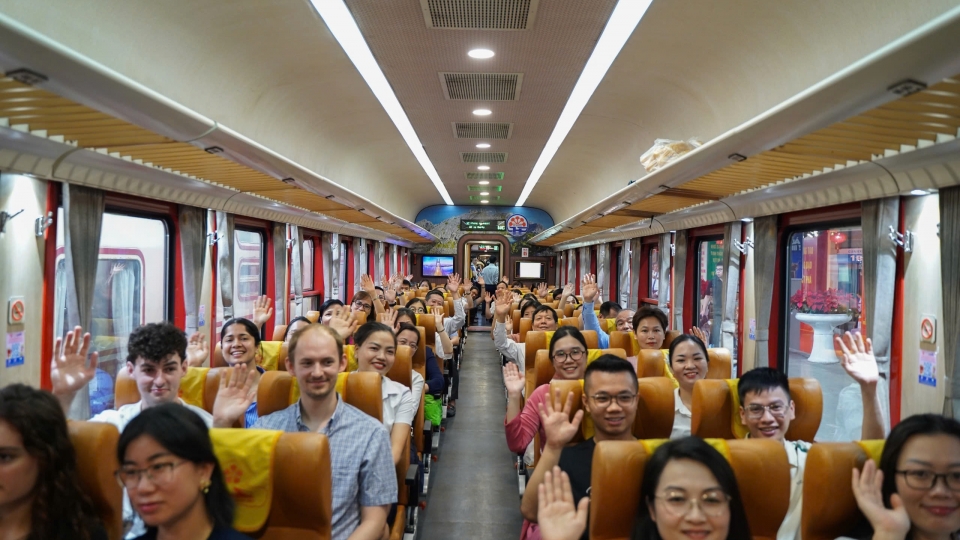 "Đoàn tàu Bạch Mai" đầu tiên đưa hơn 500 y bác sĩ đến làm việc tại cơ sở Ninh Bình