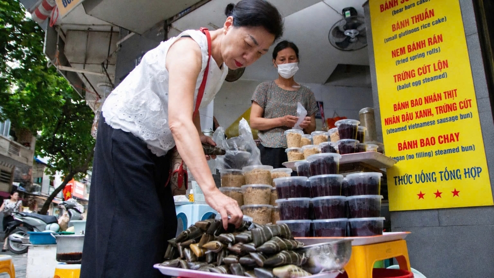 Người dân dậy từ 5h sáng, tất bật sắm đồ "diệt sâu bọ" trong ngày Tết Đoan Ngọ