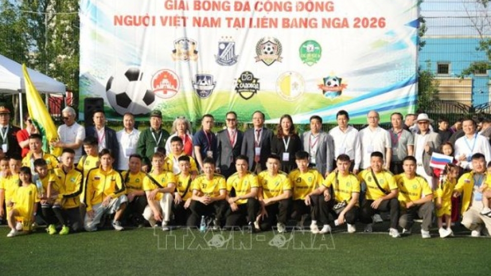 the_organising_committee_invited_guests_and_players_pose_for_a_commemorative_photo.jpg