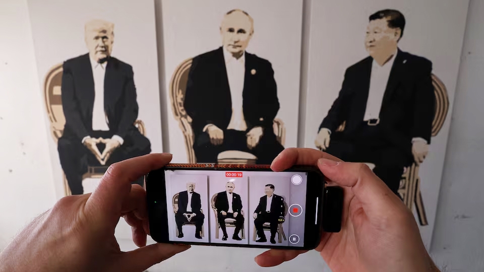 trump_tap_putin.jpg