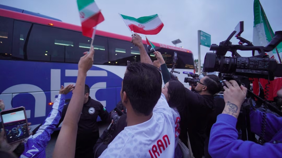 xe doi tuyen bong da Iran o Mexico, fan bong da Iran vay co Iran don chao, 6-2026 -reu.jpg