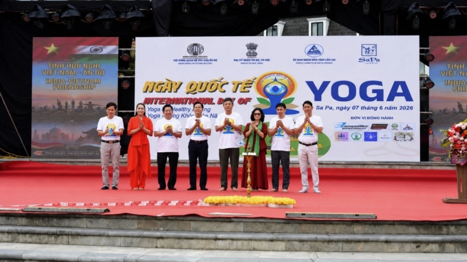Nearly 400 yoga practitioners perform in misty Sa Pa