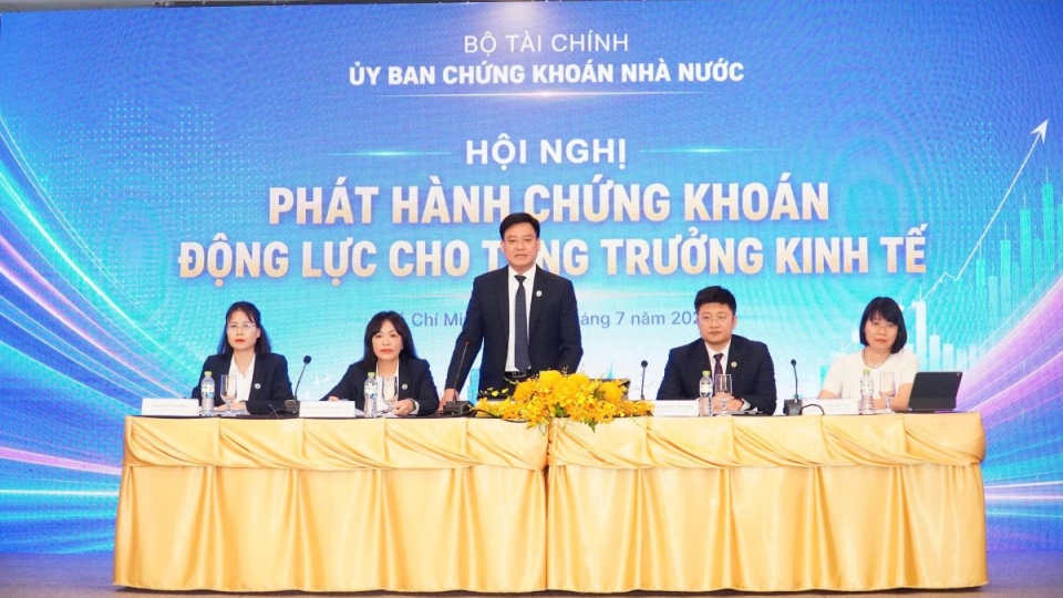  2-7 Đại biểu trao đổi tại hội thảo.jpg
