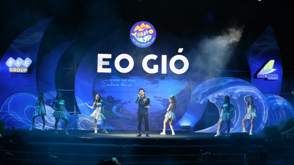 11-7-ruc-ro-dem-nghe-thuat-eo-gio-vu-dieu-bien-xanh-anh-1.jpg